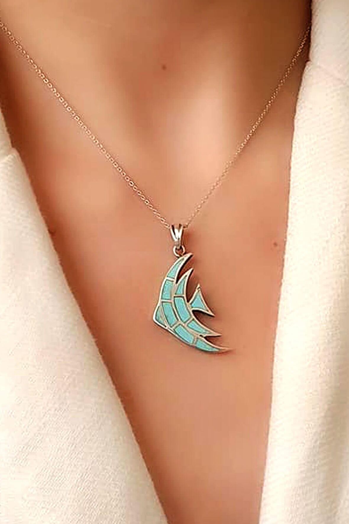 Turkuaz taşlı gümüş modern balık kolye